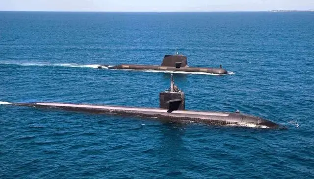 澳大利亚潜艇（上）和美国潜艇编队航行。 