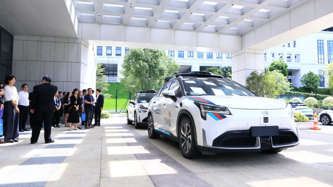 Robotaxi and Robobus officially launch commercial operation in Hengqin