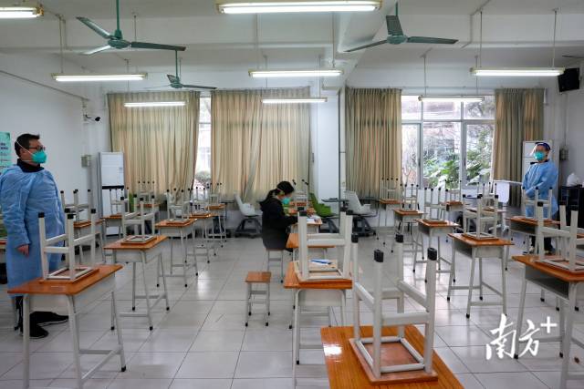 广州番禺职业技术学院考点的应急考场内，监考人员在做考前准备。 