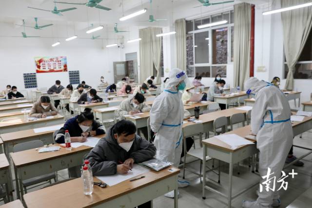 广州番禺职业技术学院考点的隔离考场内，监考人员在做考前准备。 