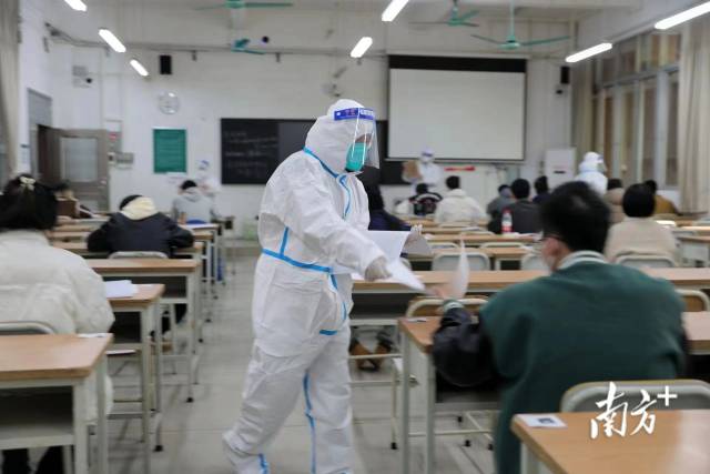 广州番禺职业技术学院考点的隔离考场内，监考人员在做考前准备。 