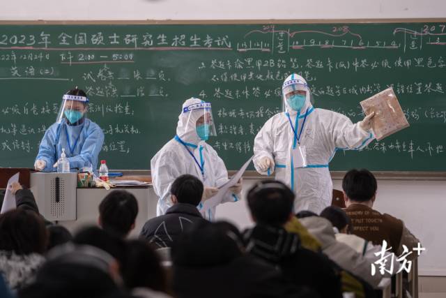 华南农业大学考点的隔离考场内，监考人员在做考前准备。 