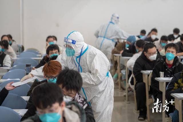 华南农业大学考点的隔离考场内，监考人员在做考前准备。 