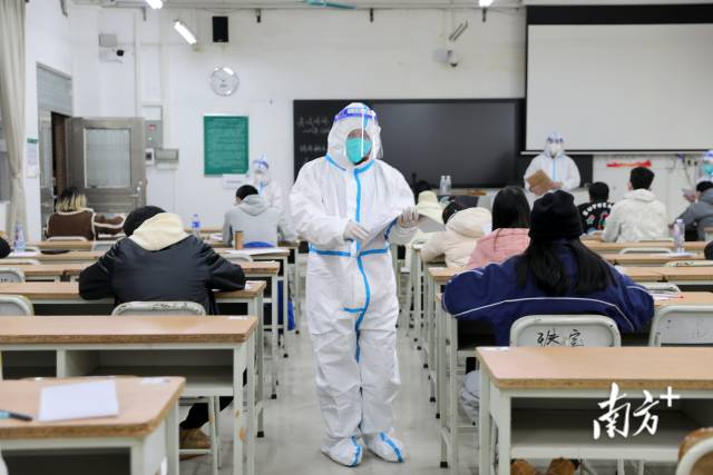 广州番禺职业技术学院考点的隔离考场内，监考人员在做考前准备。 