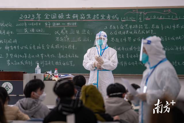 华南农业大学考点的隔离考场内，监考人员在做考前准备。 