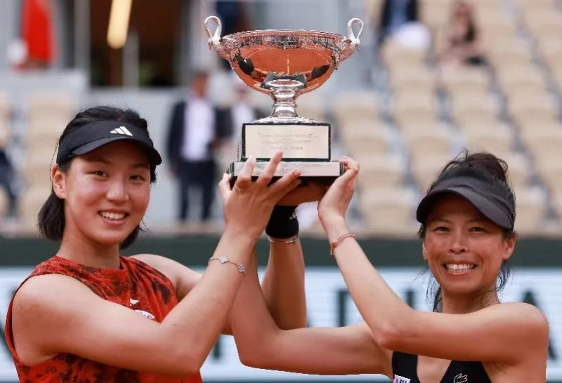 王欣瑜（左）/谢淑薇捧起2023年法网女双冠军奖杯。新华社发