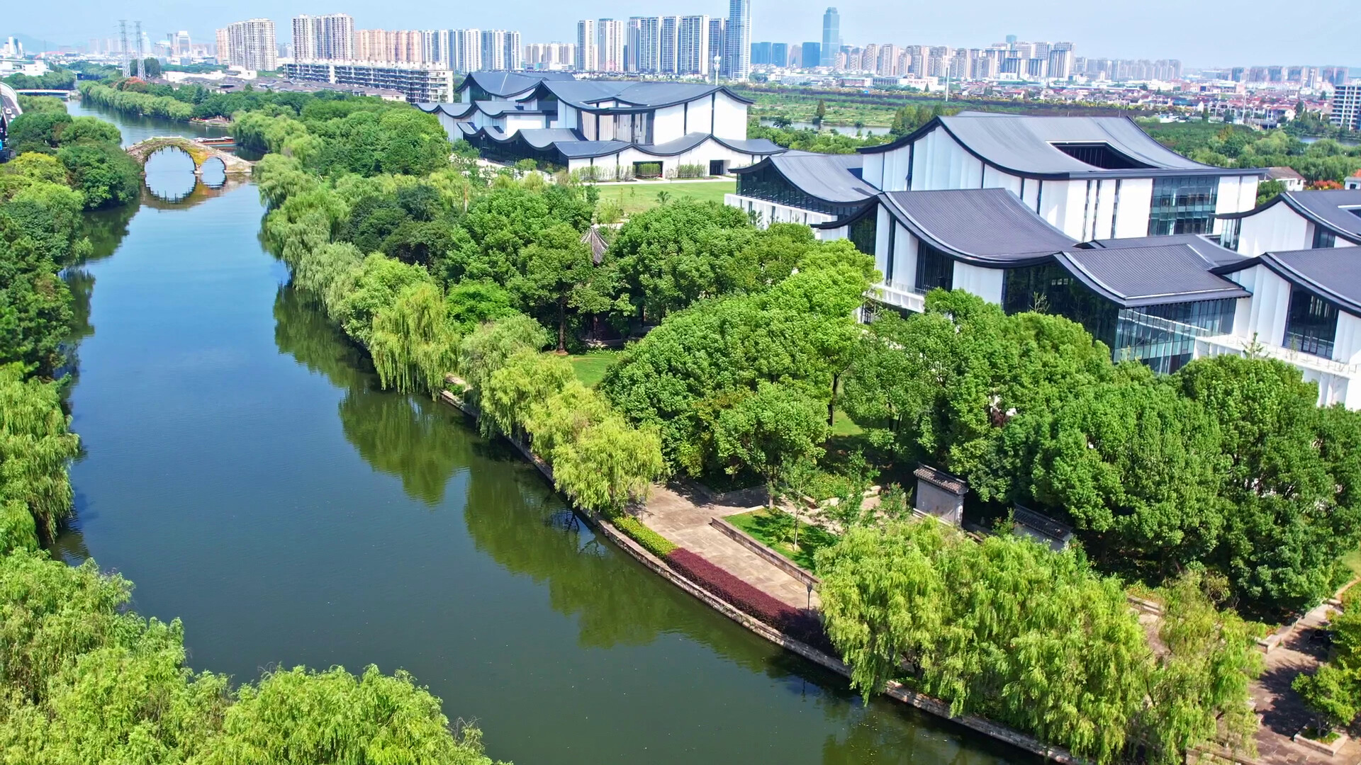 △俯瞰浙东运河。（总台央视记者范凯拍摄）