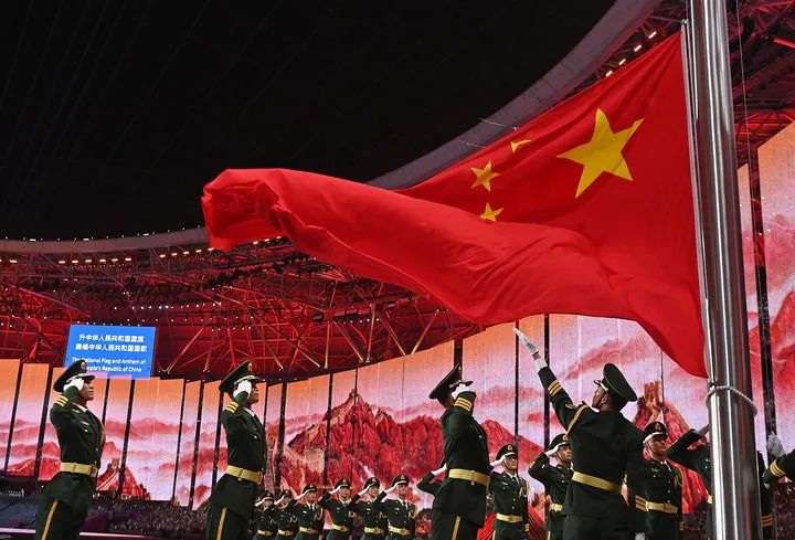 9月23日，中华人民共和国国旗在开幕式上升起。新华社记者 江汉 摄