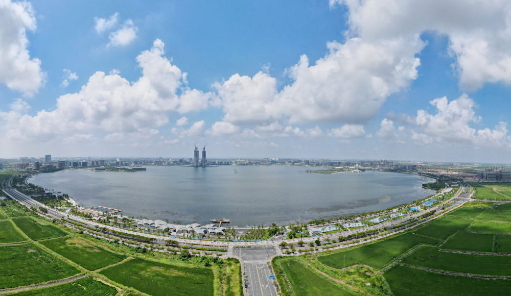 中国（上海）自由贸易试验区临港新片区滴水湖（无人机全景照片，2023年9月6日摄）。