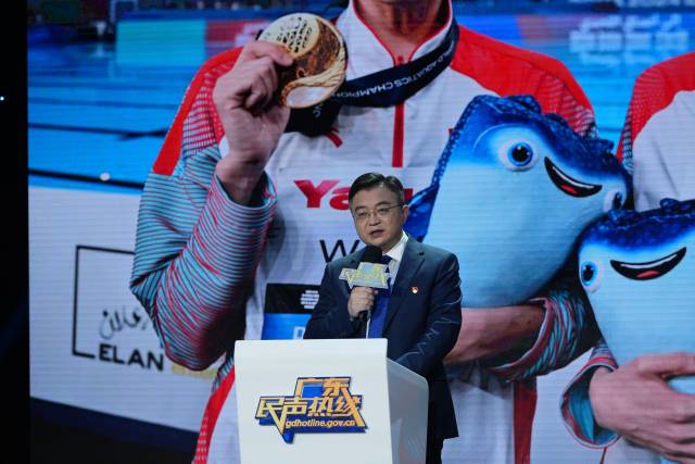 崔剑介绍广东运动员备战奥运会情况。