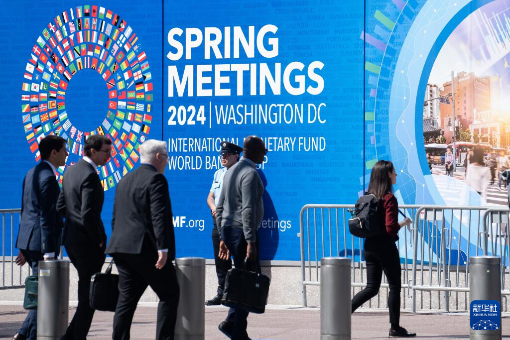 4月16日，在美国华盛顿，行人从国际货币基金组织总部旁经过。新华社记者 刘杰 摄
