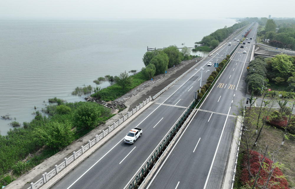 2024年4月11日，浙江省湖州市吴兴区综合行政执法局高新区中队执法人员驾车在太湖沿岸巡查（无人机照片）。