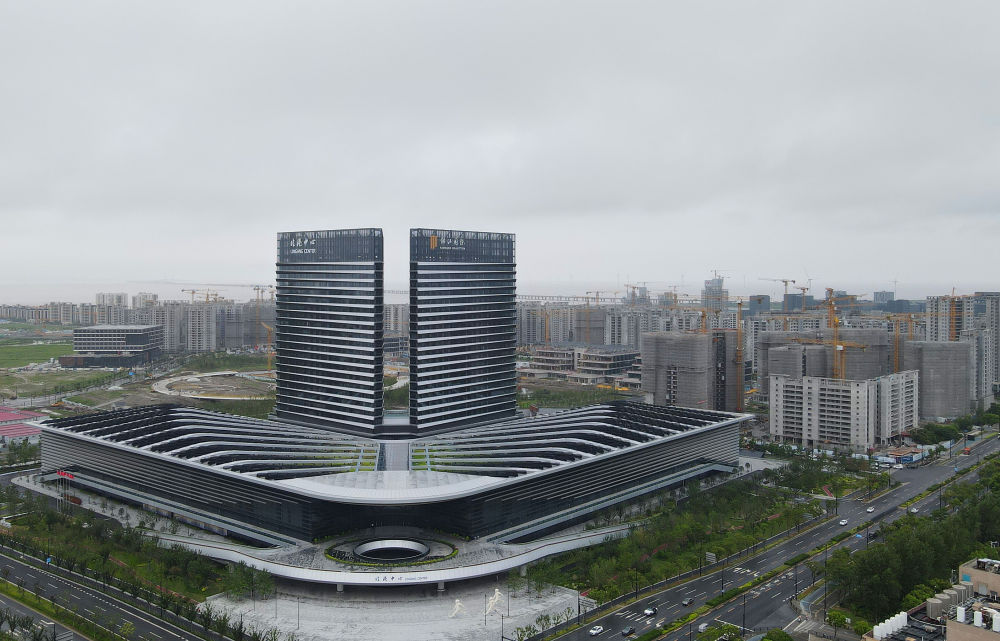 　　中国（上海）自由贸易试验区临港新片区滴水湖西岛建设中的中银金融中心大楼（无人机照片，2024年3月27日摄）。