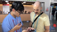 Reporter's Note: How attractive is the Canton Fair to foreigners?Sacrificing lunchtime for a closer look