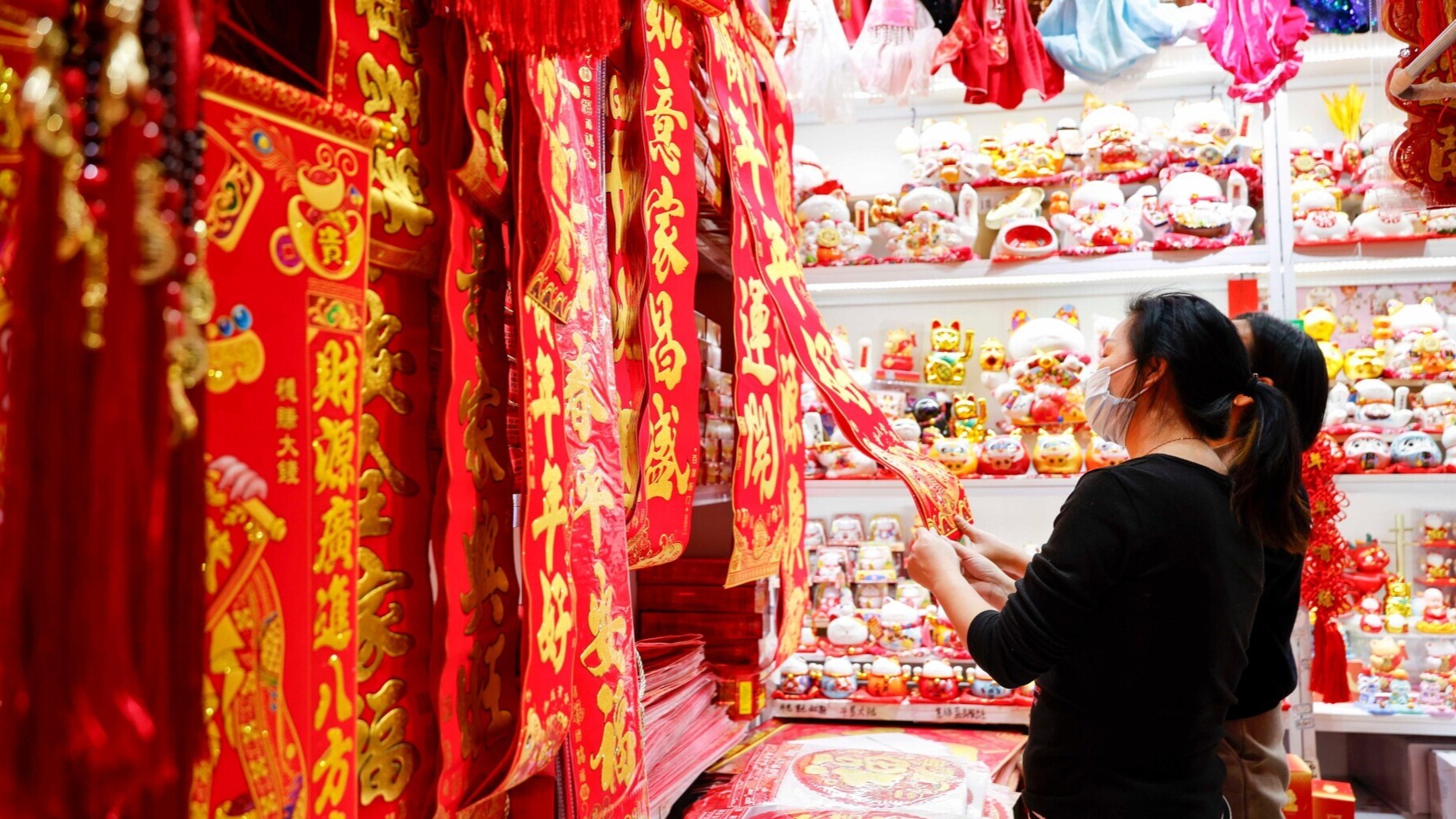 CNY Vibe | People shop for Chinese New Year goods in Shenzhen