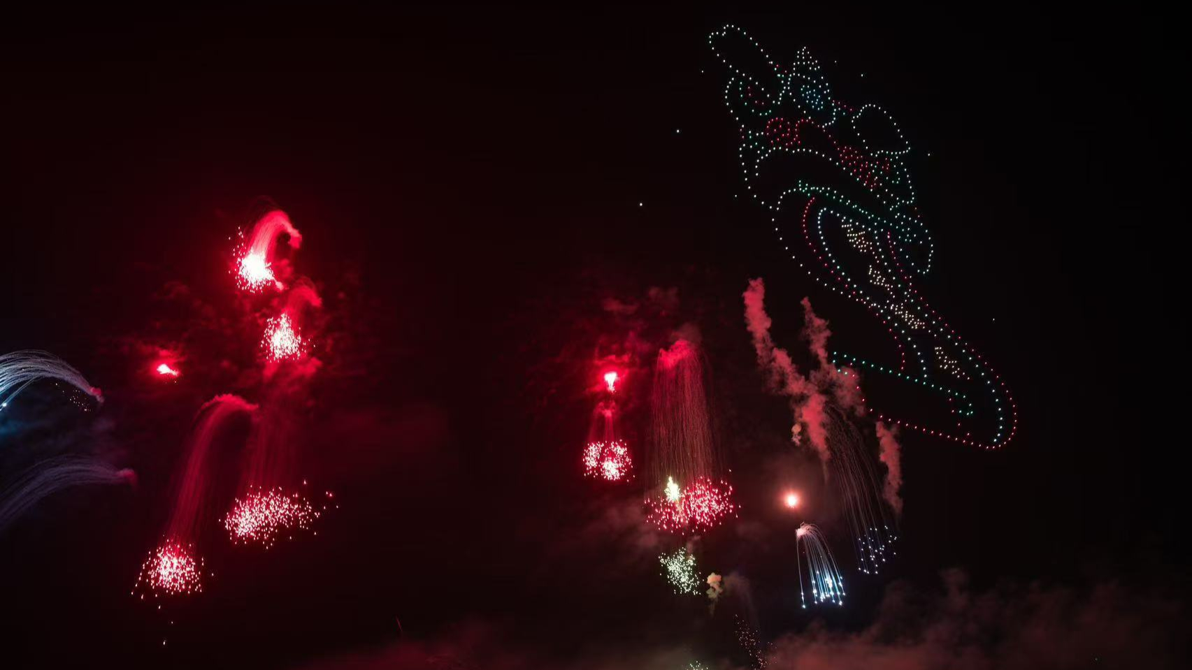 Fireworks show and concert held in Maoming to welcome New Year