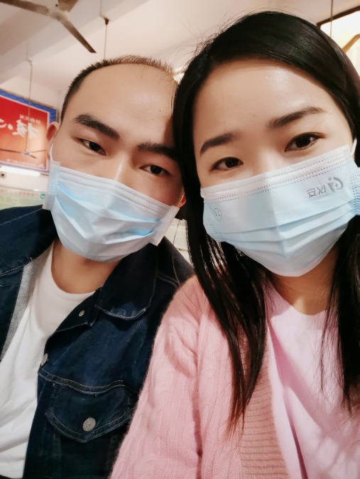 会城监狱民警何新周和他的妻子