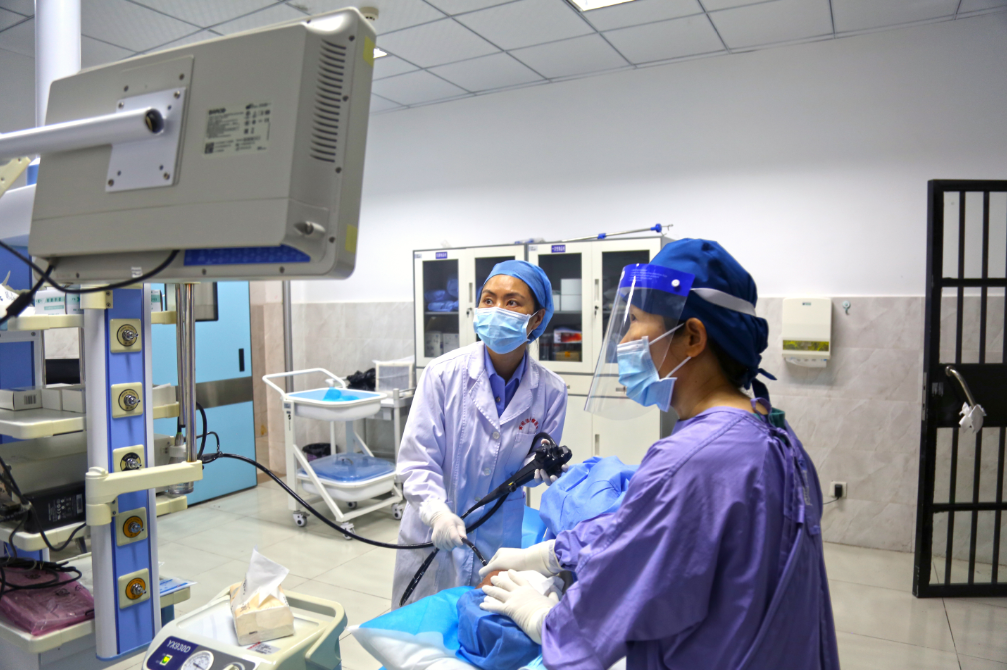 监狱中心医院综合监管病区医生刘展翅（左一）