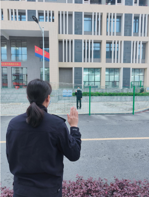 从化监狱杜羿雯与备勤区的丈夫邓晓锋隔着防护栏打招呼