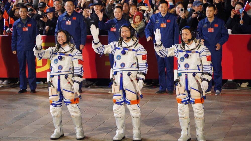 在空间站读书是什么体验？神舟十九号乘组揭秘