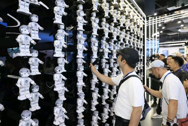 4月22日，网络文明伙伴、正能量网络名人和记者实地走访深圳优必选。