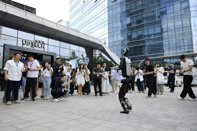 4月22日，网络文明伙伴、正能量网络名人和记者在深圳走访诞生于深圳“机器人谷”的“人形机器人第一股”优必选。