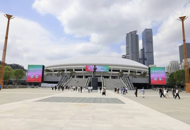 4月22日，网络文明伙伴、正能量网络名人和记者走访深圳体育中心。
