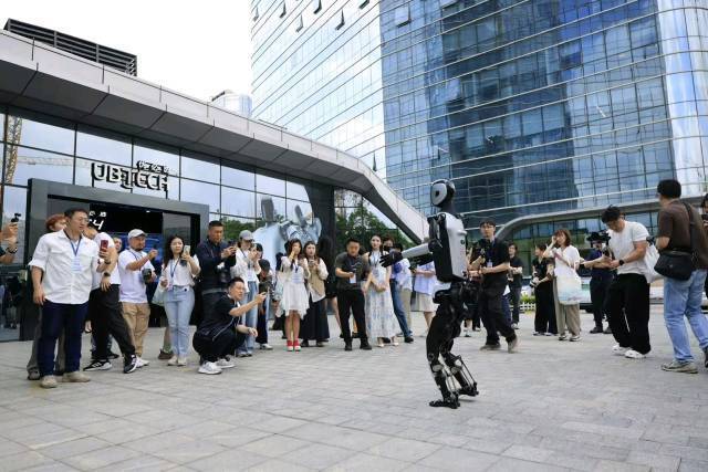 4月22日，网络文明伙伴、正能量网络名人和记者实地走访深圳优必选。