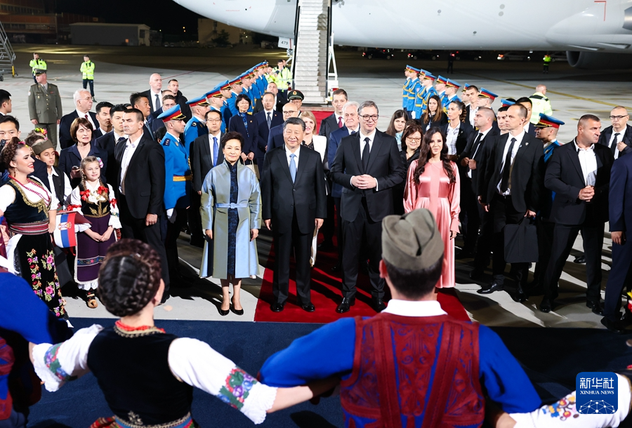 　　当地时间5月7日晚，国家主席习近平乘专机抵达贝尔格莱德，应塞尔维亚总统武契奇邀请，对塞尔维亚进行国事访问。习近平乘坐专机抵达贝尔格莱德尼古拉·特斯拉国际机场时，塞尔维亚总统武契奇夫妇，对华合作国家委员会主席、前总统尼科利奇夫妇，议长布尔纳比奇，总理武切维奇和外长久里奇等热情迎接。新华社记者 黄敬文 摄