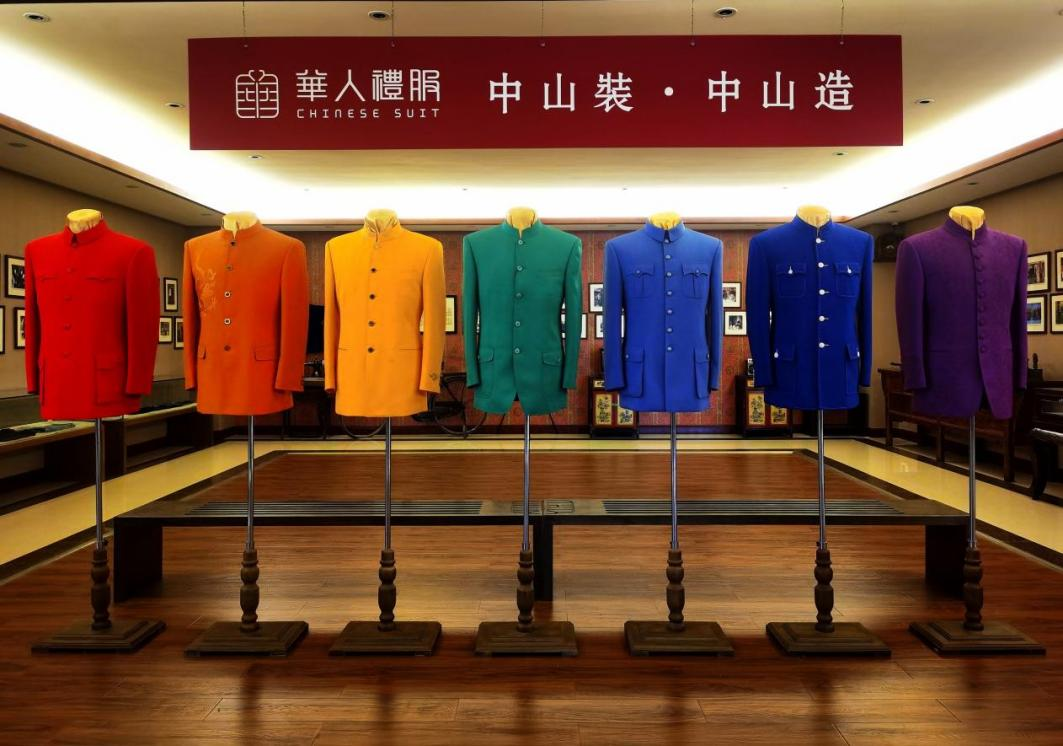 华人礼服的创新中山装。受访者供图。