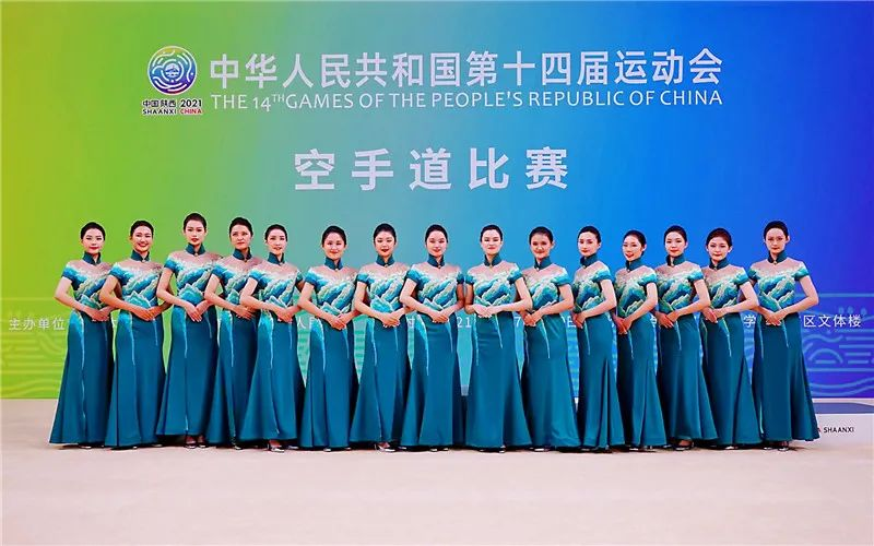 华人礼服为第十四届全运会和残特奥会颁奖礼仪定制的服装“青山绿水”。受访者供图。