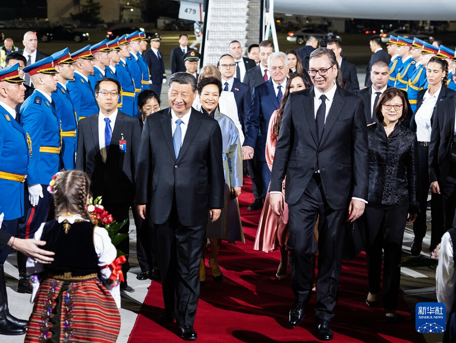 　　当地时间5月7日晚，国家主席习近平乘专机抵达贝尔格莱德，应塞尔维亚总统武契奇邀请，对塞尔维亚进行国事访问。习近平乘坐专机抵达贝尔格莱德尼古拉·特斯拉国际机场时，塞尔维亚总统武契奇夫妇，对华合作国家委员会主席、前总统尼科利奇夫妇，议长布尔纳比奇，总理武切维奇和外长久里奇等热情迎接。新华社记者 黄敬文 摄