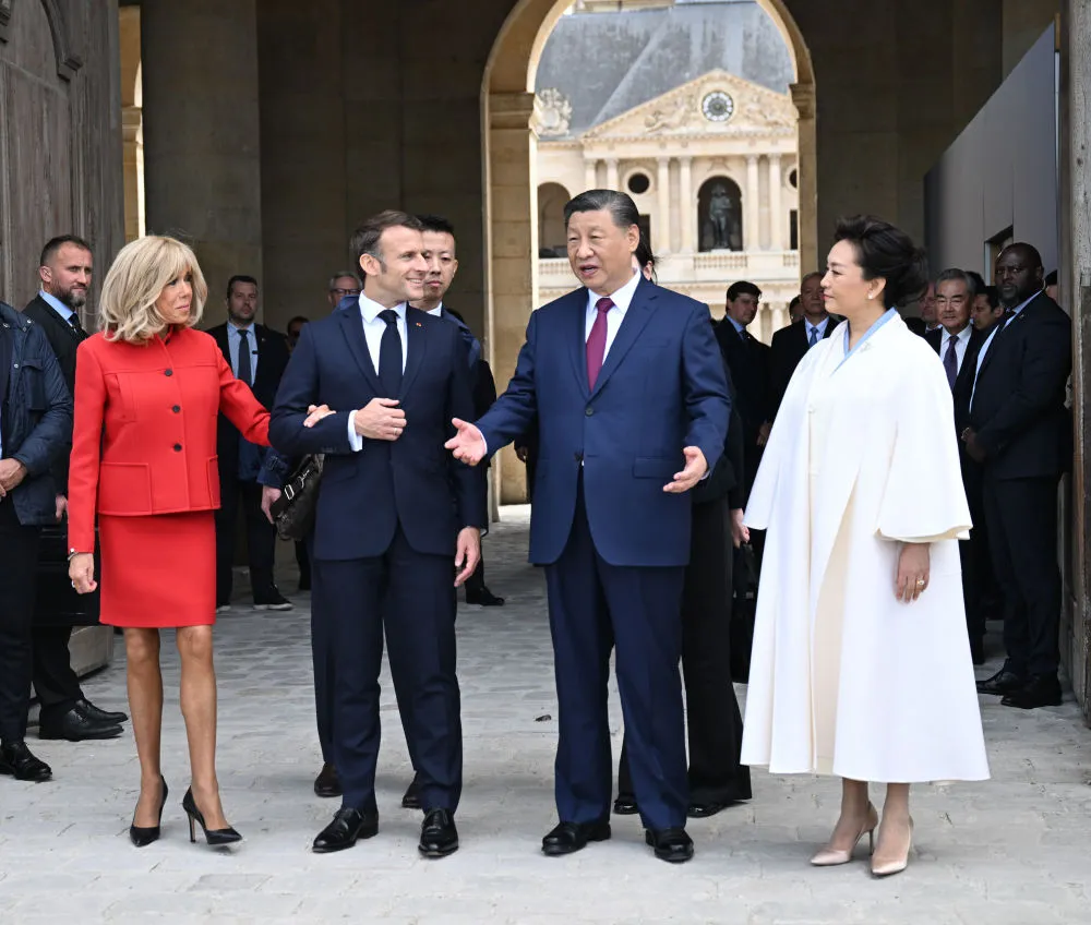 △当地时间5月6日下午，习近平主席在巴黎出席法国总统马克龙举行的隆重盛大欢迎仪式。