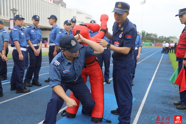 学员观摩广东省消防救援总队新训团训练演示并参与体验。