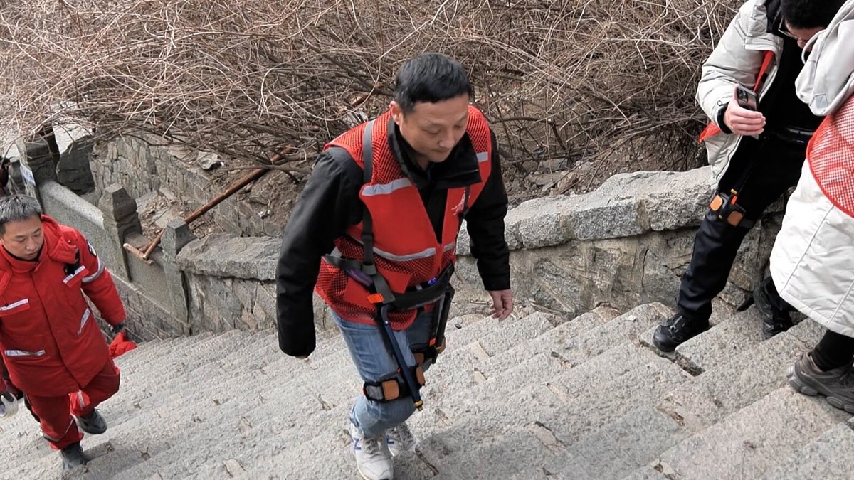 Chinese scenic spots deploy exoskeleton robots to assist tourists, with large-scale robot rollout expected soon