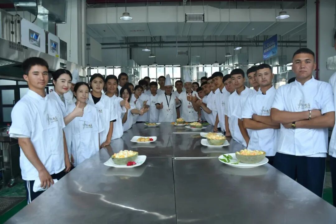 2025年6月25日,兵团第三师首期“粤菜师傅”社会化培训班在图木舒克职业技术学院举办。这也是首个在兵团举办的“粤菜师傅”培训班。(2).jpg