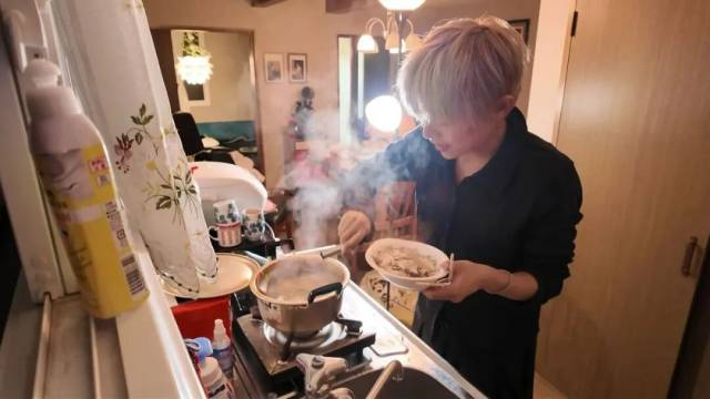 大多数时候，尼鹿喜欢在家自己学做饭。（受访者供图）