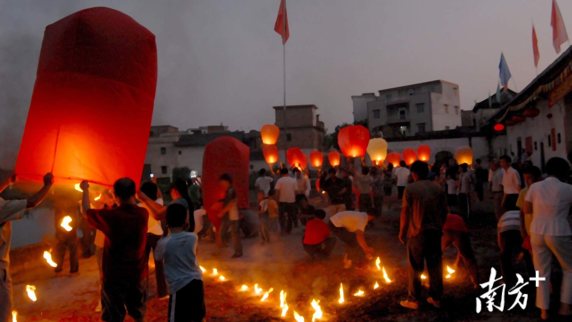 Centuries-old lantern tradition illuminates community ties in Meizhou