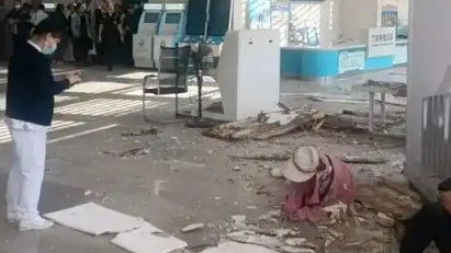 吊顶突然脱落，砸伤4人！医院道歉