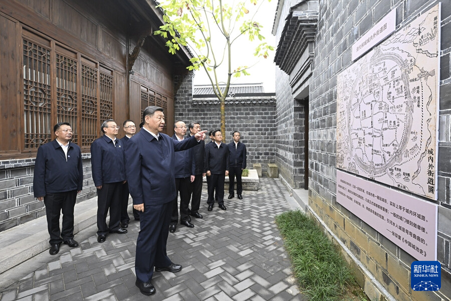 　　10月17日至18日，中共中央總書記、國家主席、中央軍委主席習(xí)近平在安徽考察。這是17日下午，習(xí)近平在安慶桐城市六尺巷考察。新華社記者 燕雁 攝