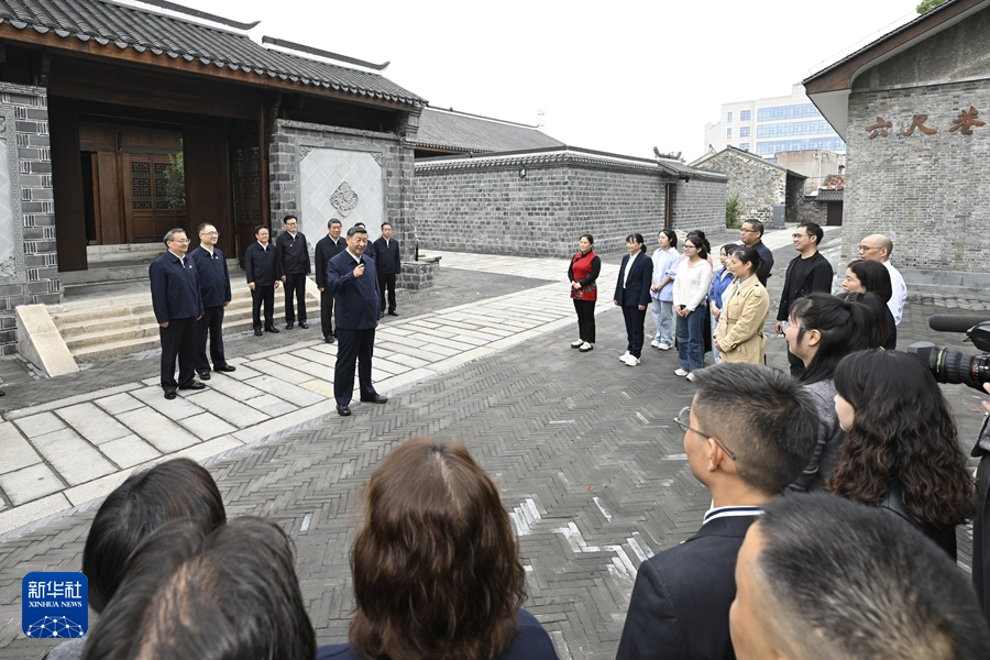 　　10月17日至18日，中共中央總書(shū)記、國(guó)家主席、中央軍委主席習(xí)近平在安徽考察。這是17日下午，習(xí)近平在安慶桐城市六尺巷考察時(shí)，同當(dāng)?shù)鼐用窈陀慰陀H切交流。新華社記者 申宏 攝