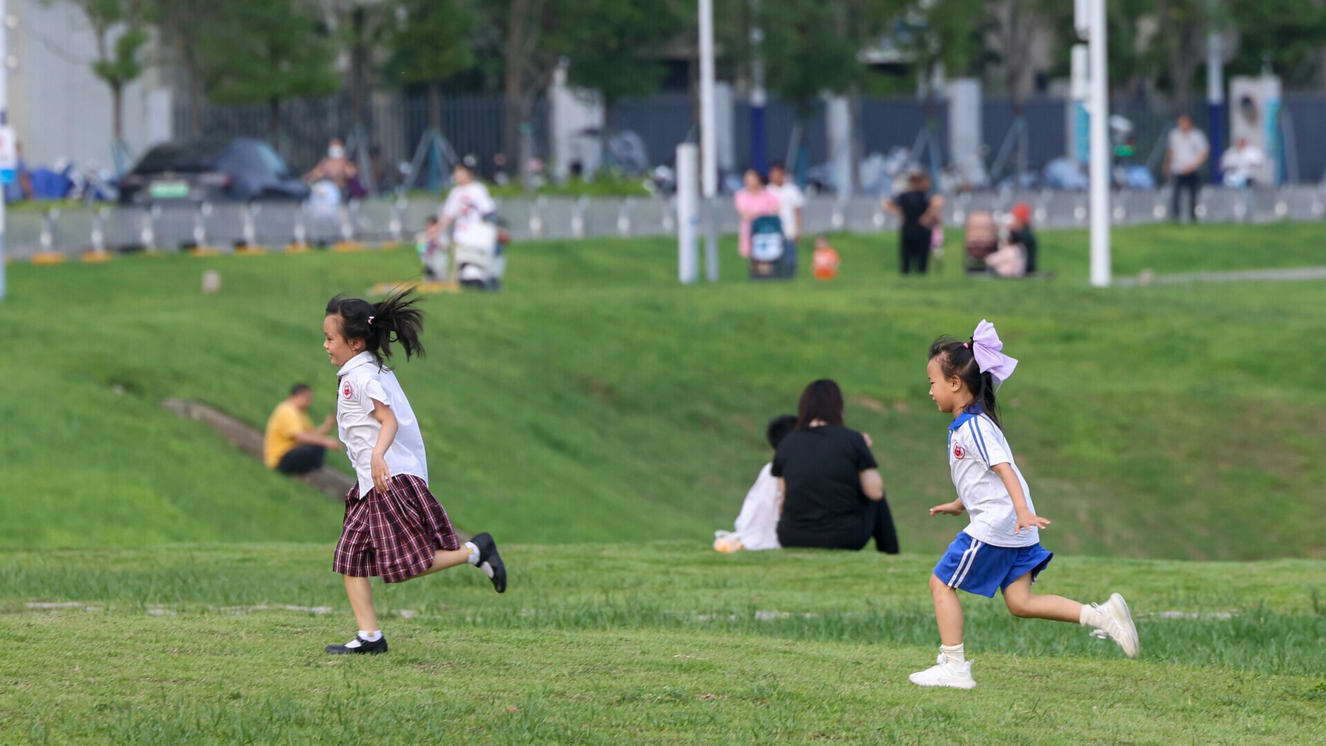 Weakened cold front has arrived in Guangdong, but summer heat remains stubborn