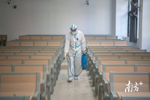 12月23日上午，中山大学广州校区南校园考点，工作人员对丰盛堂特殊考场进行消杀。