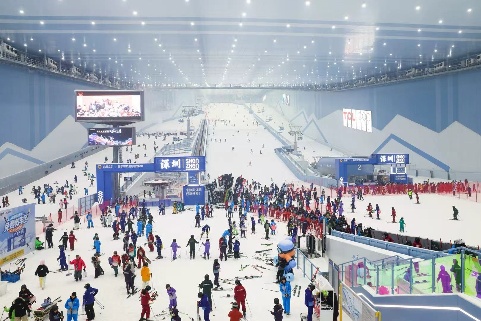 2025年10月7日，滑雪爱好者在深圳·前海冰雪世界内滑雪。  新华社记者 梁旭 摄