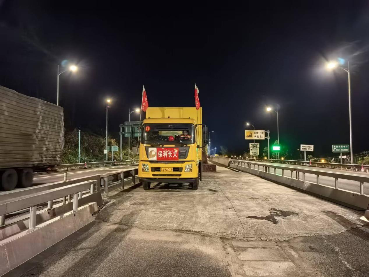 融雪剂自动撒布车到九嶷山抗冰驻点就位