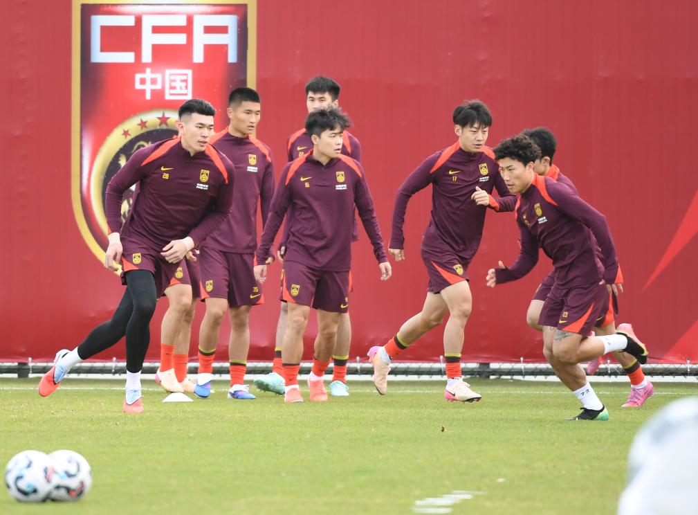 1月5日，国足球员在训练中。新华社记者 邓华 摄