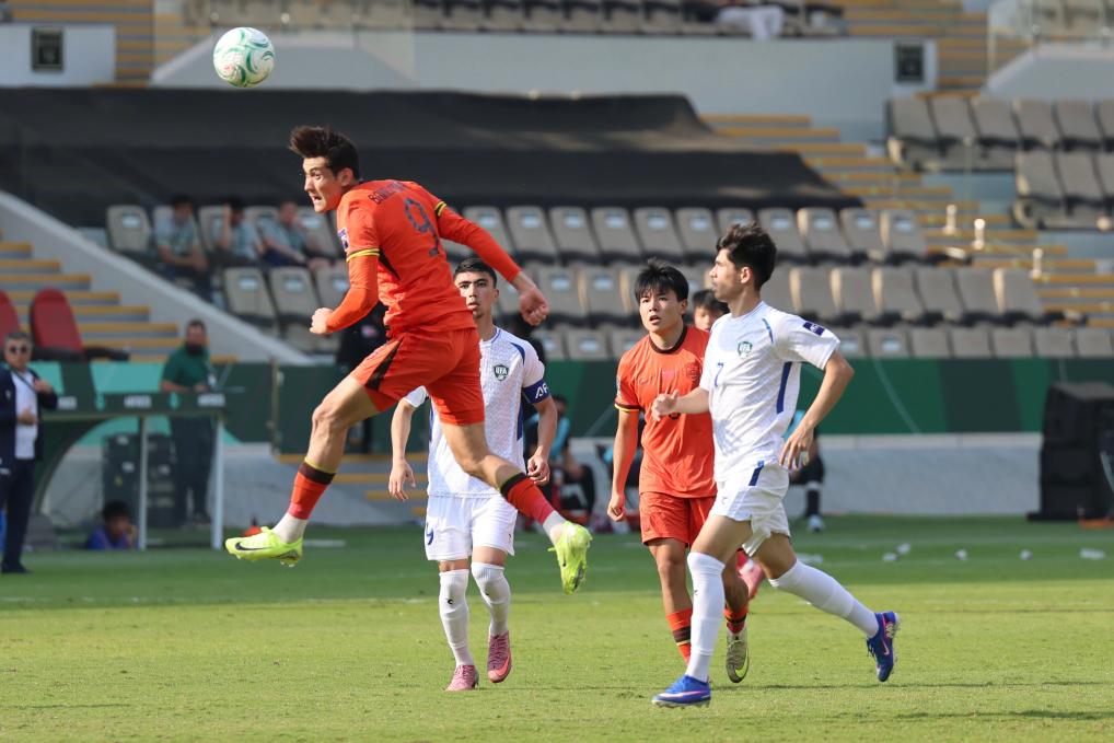 1月17日，中国队球员拜合拉木·阿卜杜外力（左）在比赛中争顶。新华社记者王海洲摄