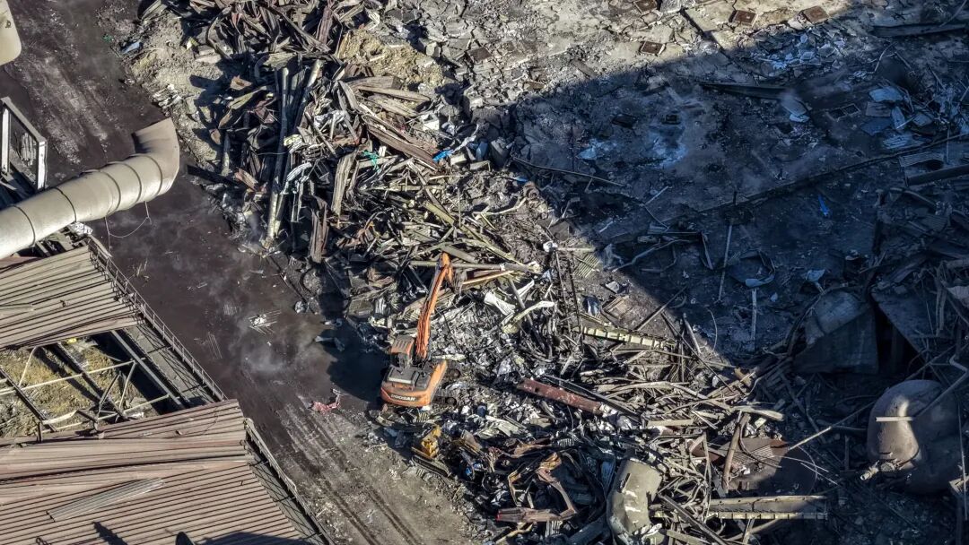 2026年1月19日,救援人员在事故现场进行搜救清理工作。新华社图