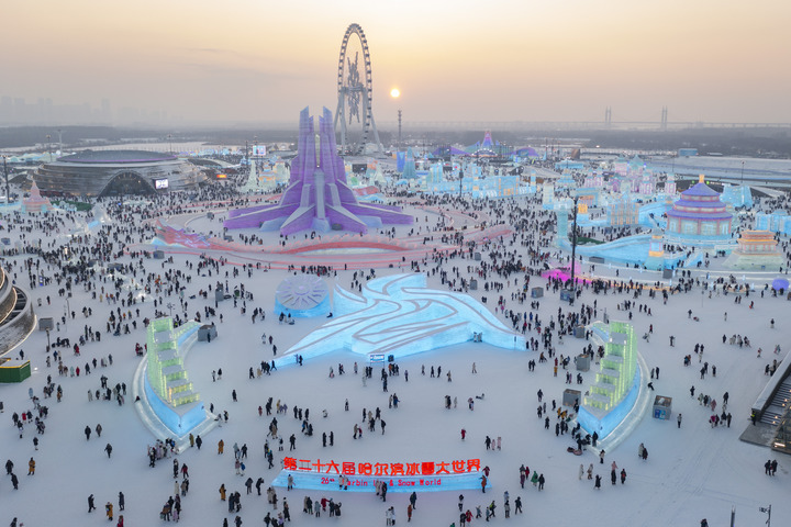 第9届亚冬会开幕之际的哈尔滨冰雪大世界，游人如织。图源：新华社