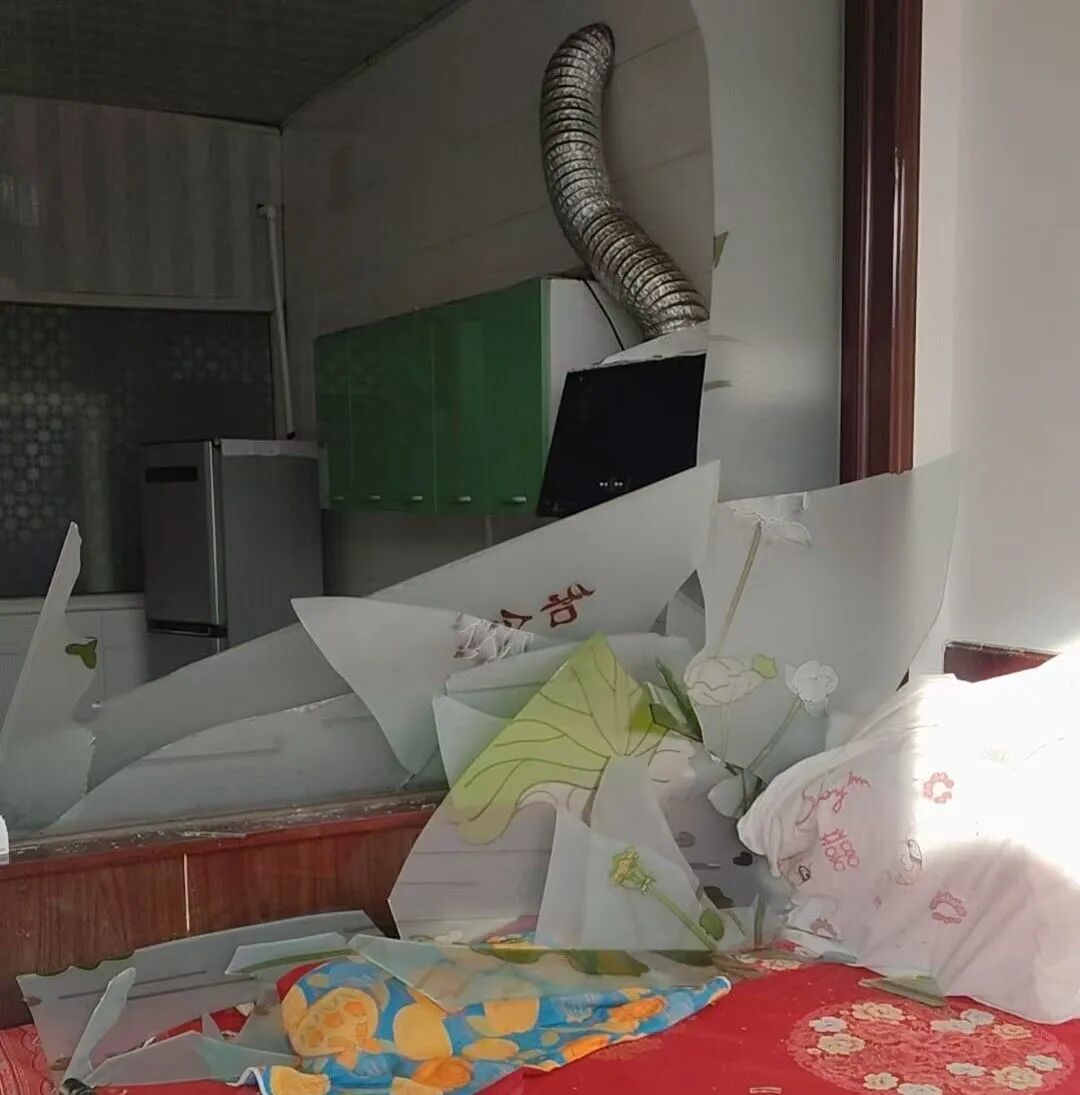村民家里被震碎的玻璃。受访者供图